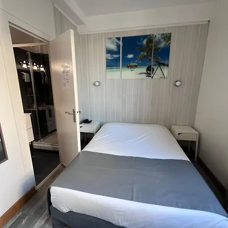 De L'univers Hotel 2*