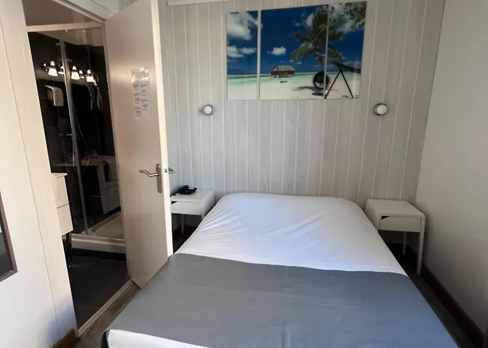 De L'univers Hotel 2*