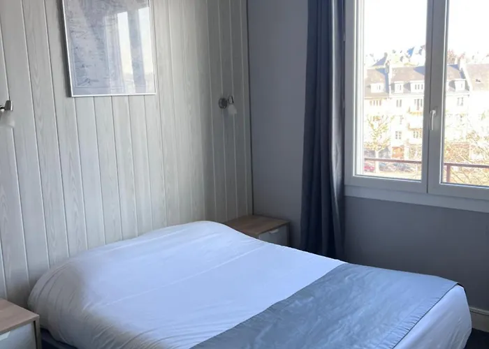 ド リュニヴェール 2* カーン