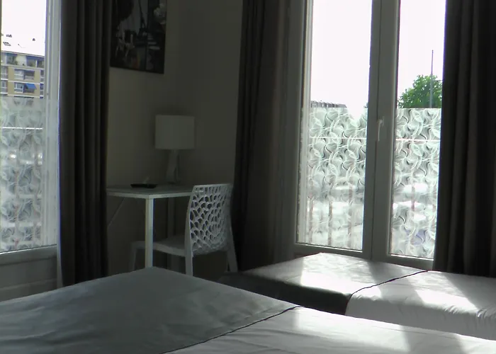 ド リュニヴェール ホテル 2*